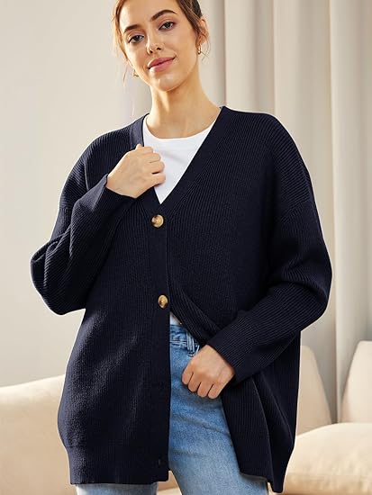 Oversized V-hals damesvest met knoopsluiting, zachte stof in warme kleuren, perfect casual en veelzijdig voor koele dagen.