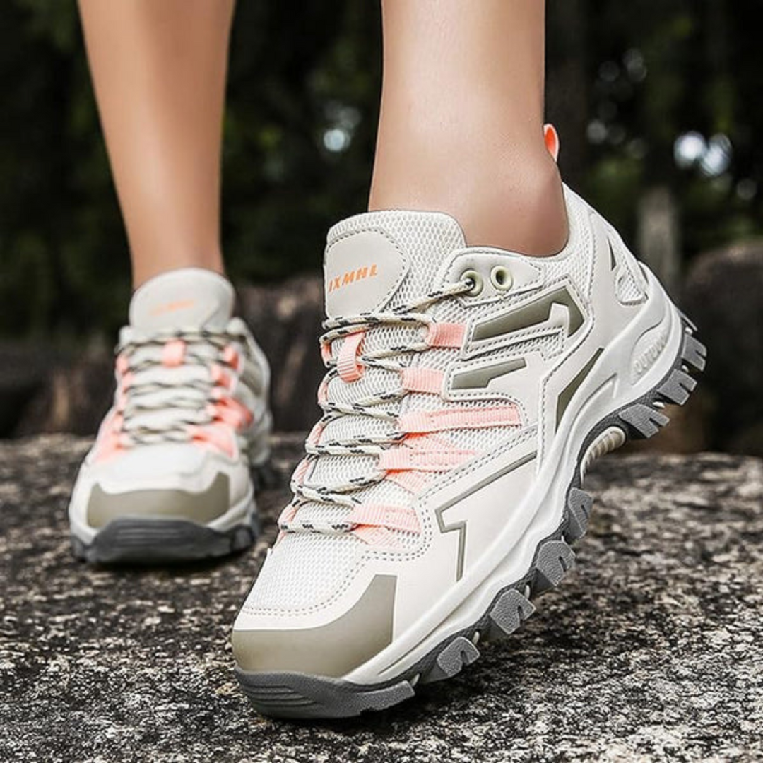 Lichtgewicht grijze en roze dames wandelsneakers; ergonomisch design, ideaal voor comfortabele sportieve buitenactiviteiten.