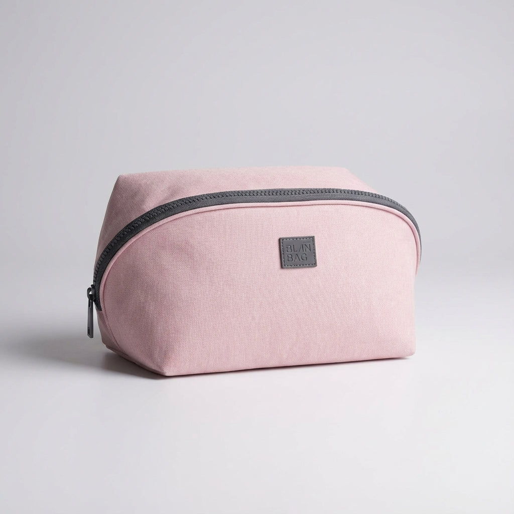 Open Packify reistoilettas met handige vakken, perfecte organizer voor badkamer essentials op reis.