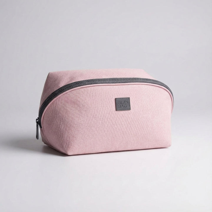 De Packify toilettas staat in de badkamer, fungerend als stijlvolle en compacte organizer voor op reis.