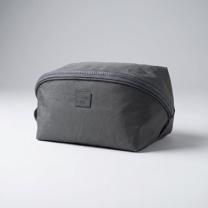 Lege Packify unisex reistoilettas, klaar voor compacte organisatie van je badkamerartikelen. Ideale opbergzak.