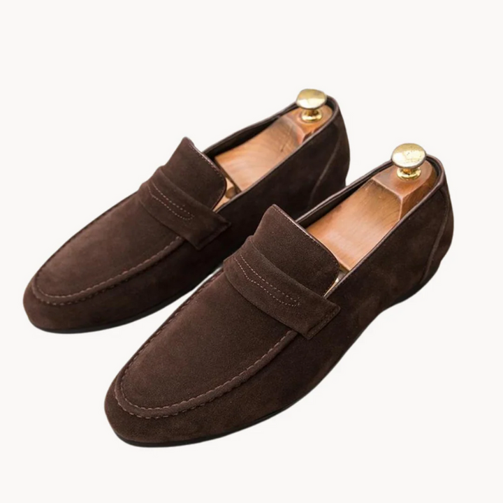 "Penny loafers heren zijaanzicht, klassieke stijlvolle schoenen met handgemaakte afwerking, tijdloos en elegant design."