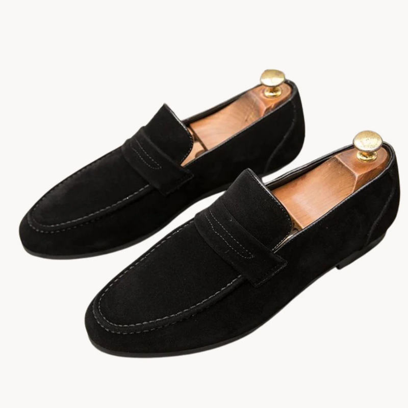 "Penny loafers heren zijaanzicht, klassieke stijlvolle schoenen met handgemaakte afwerking, tijdloos en elegant design."