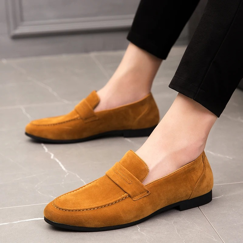 "Penny loafers heren zijaanzicht, klassieke stijlvolle schoenen met handgemaakte afwerking, tijdloos en elegant design."
