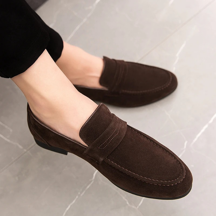 "Penny loafers heren zijaanzicht, klassieke stijlvolle schoenen met handgemaakte afwerking, tijdloos en elegant design."