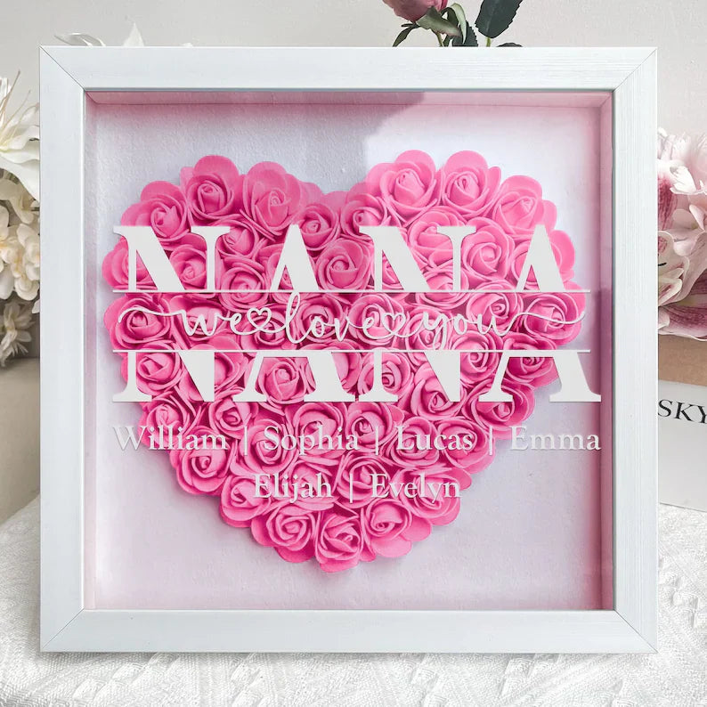 Handgemaakte florale shadowbox met namen, gepersonaliseerd Moederdag cadeau. Elegante interieur decoratie.