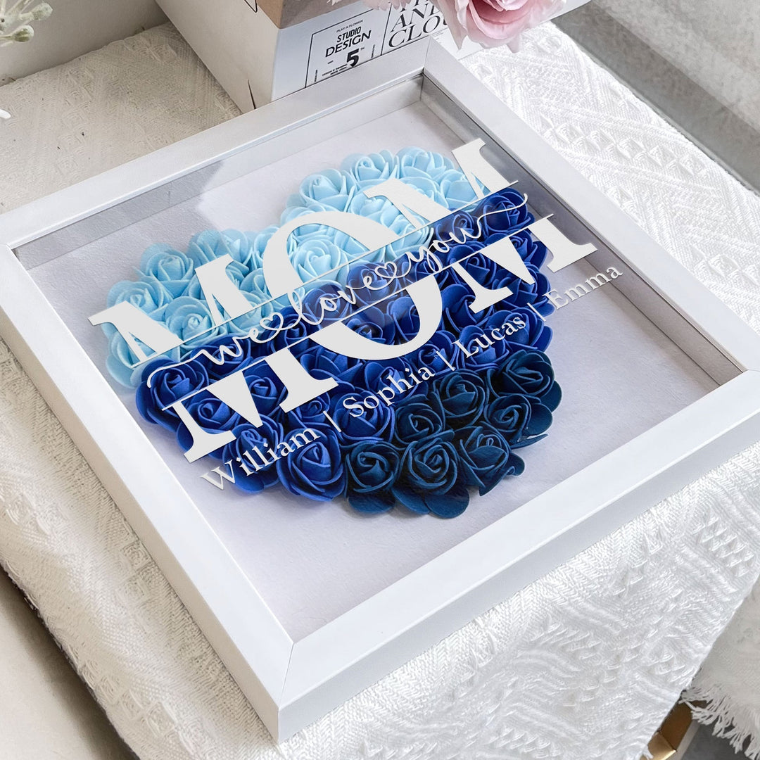 Persoonlijke Moederdag shadowbox met namen, versierd met bloemen en krans. Uniek handgemaakt cadeau.