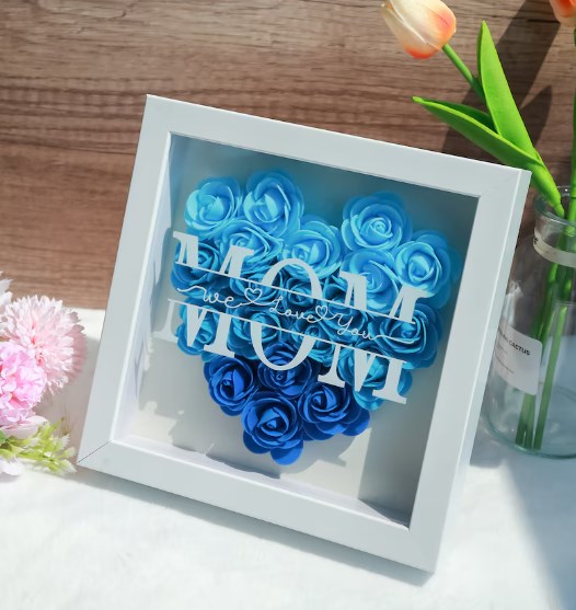 Uniek handgemaakt Moederdag cadeau: persoonlijke shadowbox met namen en florale decoratie voor familie.