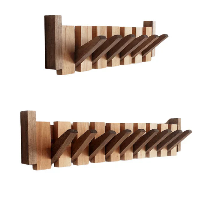 "PianoStyle houten kapstok met pianotoetsen-design, elegante rondingen, gemaakt van hoogwaardig hout, warme sfeer toevoegend.