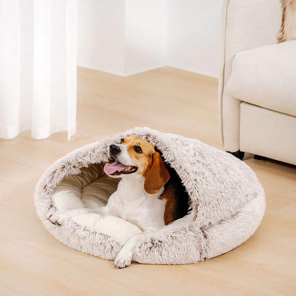 Bovenaanzicht van het comfortabele grotten hondenbed, perfecte slaapplek voor angstige huisdieren. Zacht en warm.