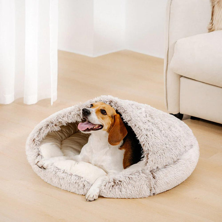 Bovenaanzicht van het comfortabele grotten hondenbed, perfecte slaapplek voor angstige huisdieren. Zacht en warm.