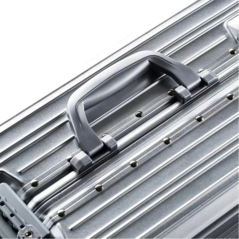 Sterke aluminium-magnesium zakenkoffer. Duurzame hardcase met 360 graden wielen, ideaal voor zakelijk reizen.