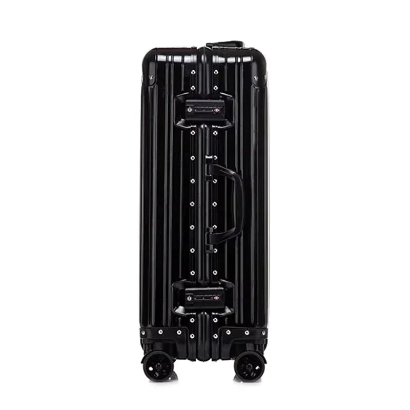 Stijlvolle aluminium reiskoffer met geïntegreerd TSA slot en soepele 360 graden wielen. Perfecte hardcase.