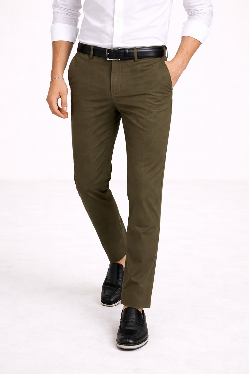 Rechte heren chino broek; stijlvol en comfortabel voor zowel casual als zakelijke gelegenheden. Essentiële mannenmode.