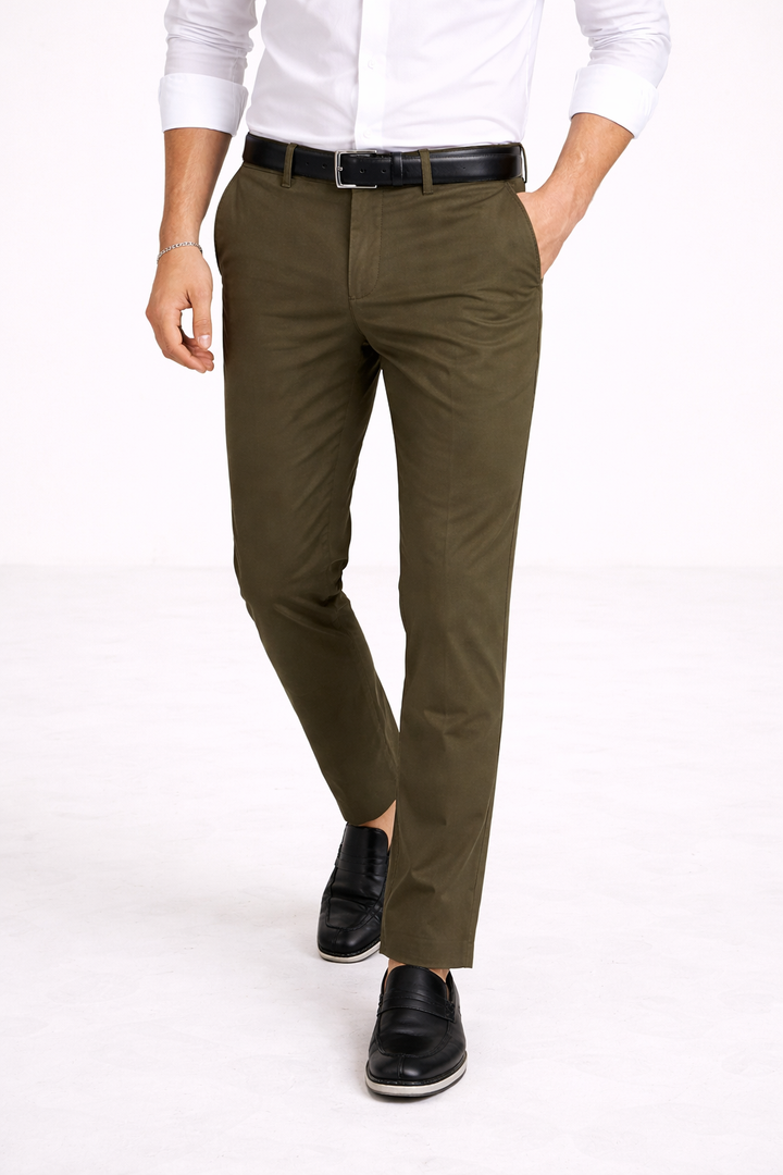 Rechte heren chino broek; stijlvol en comfortabel voor zowel casual als zakelijke gelegenheden. Essentiële mannenmode.