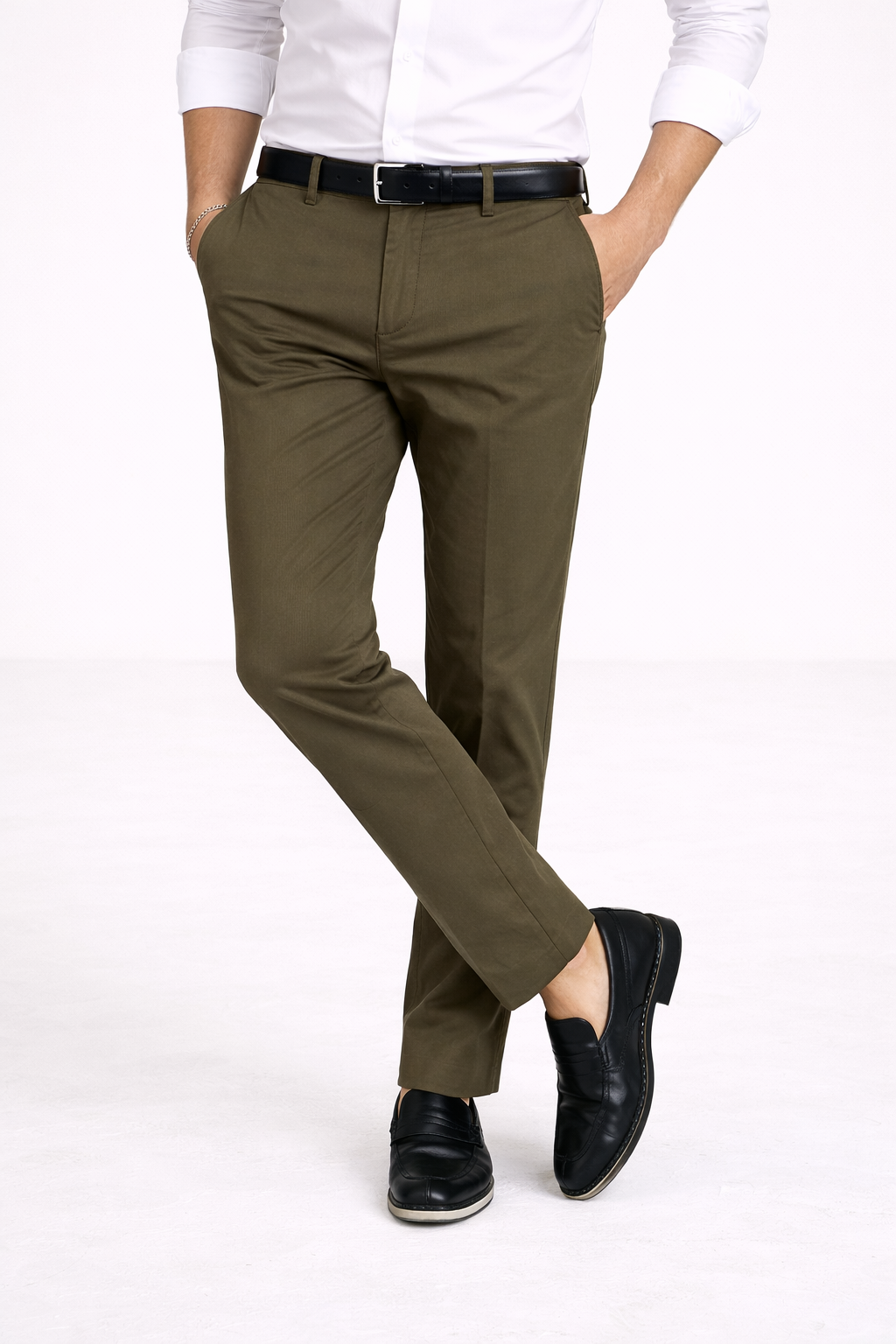 Comfortabele heren chino broek met recht model, ideaal voor een smart casual look. Nette, veelzijdige broek voor mannen.