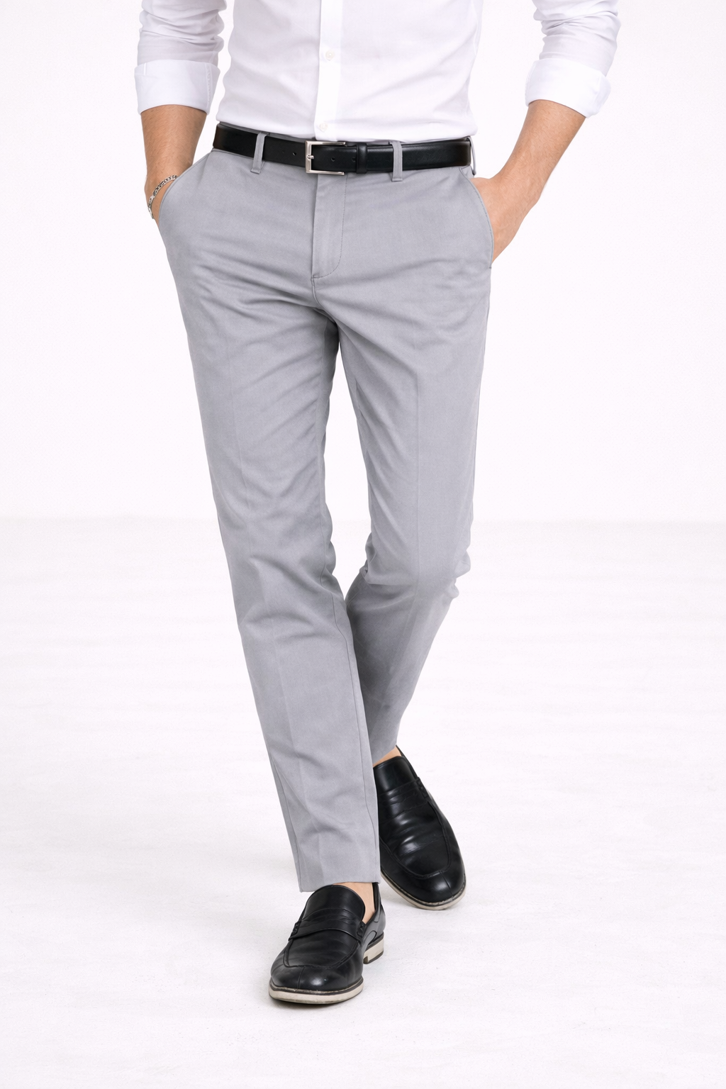 Detail van de rechte heren chino broek: comfortabele stof en nette afwerking. De perfecte broek voor smart casual stijl.