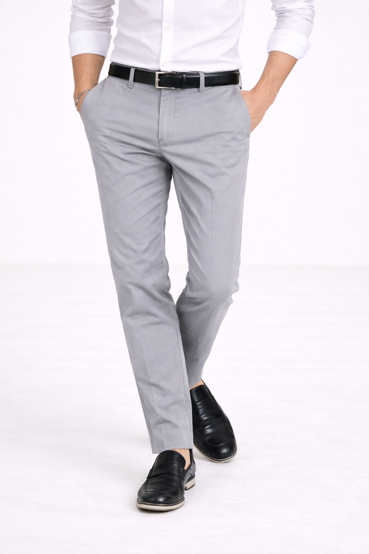 Detail van de rechte heren chino broek: comfortabele stof en nette afwerking. De perfecte broek voor smart casual stijl.