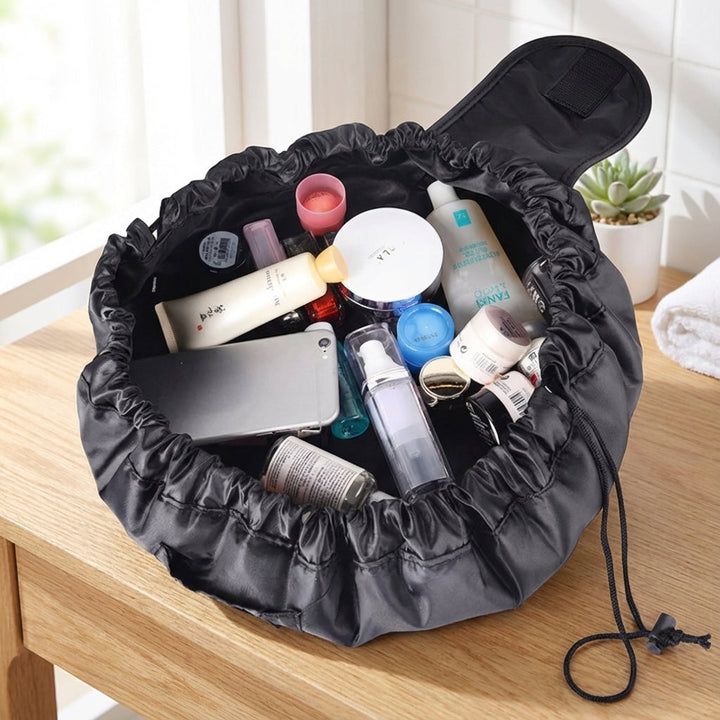 Reis cosmetica organizer met trekkoord, ideale opbergtas voor make-up en toiletartikelen. Snel sluiting, minimalistisch.