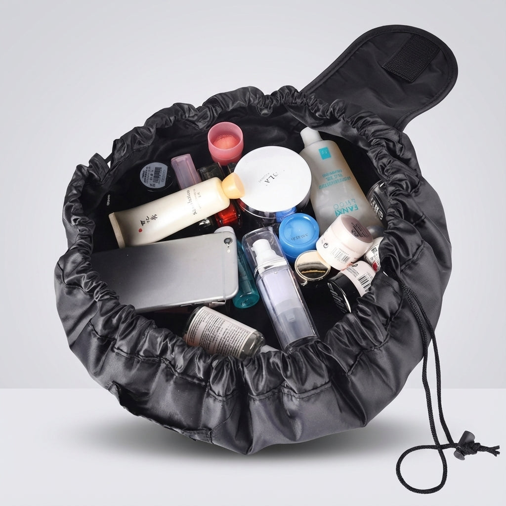 Compacte CarryFold reistas voor cosmetica; trekkoord sluiting maakt snel inpakken en uitpakken van make-up mogelijk.