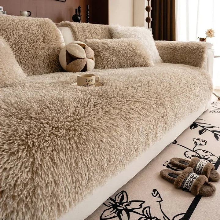 Woonkamer met een universele bankhoes die de bank beschermt en bijdraagt aan een harmonieus interieur.