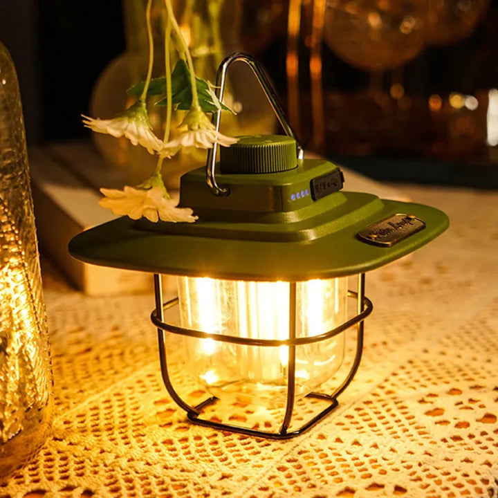 De oplaadbare NostalgiaGlow retro kampeerlantaarn, met USB-poort voor eenvoudig laden.