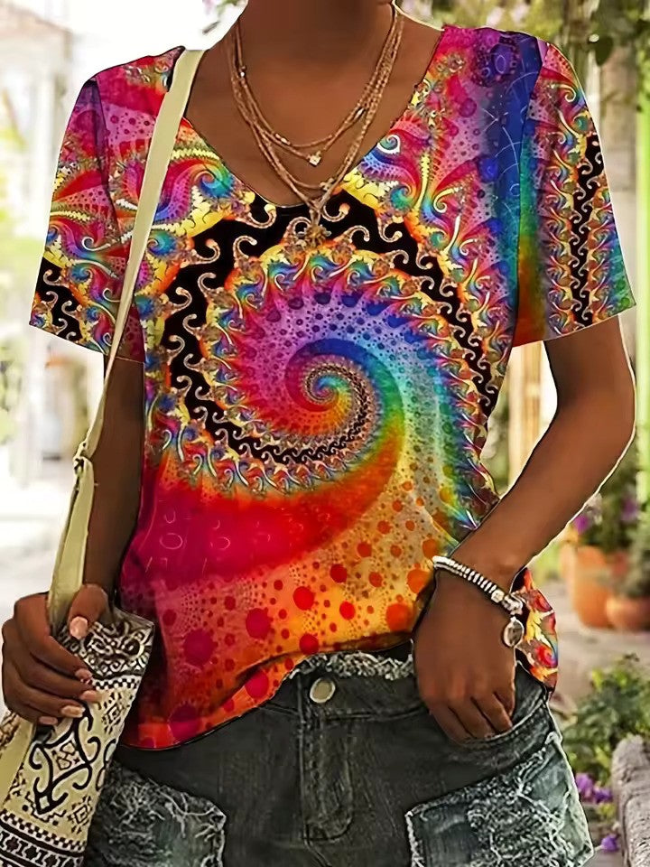 "Retro V-hals dames T-shirt met zachte polyester stof en kleurrijke retroprint voor unieke stijl en comfort."