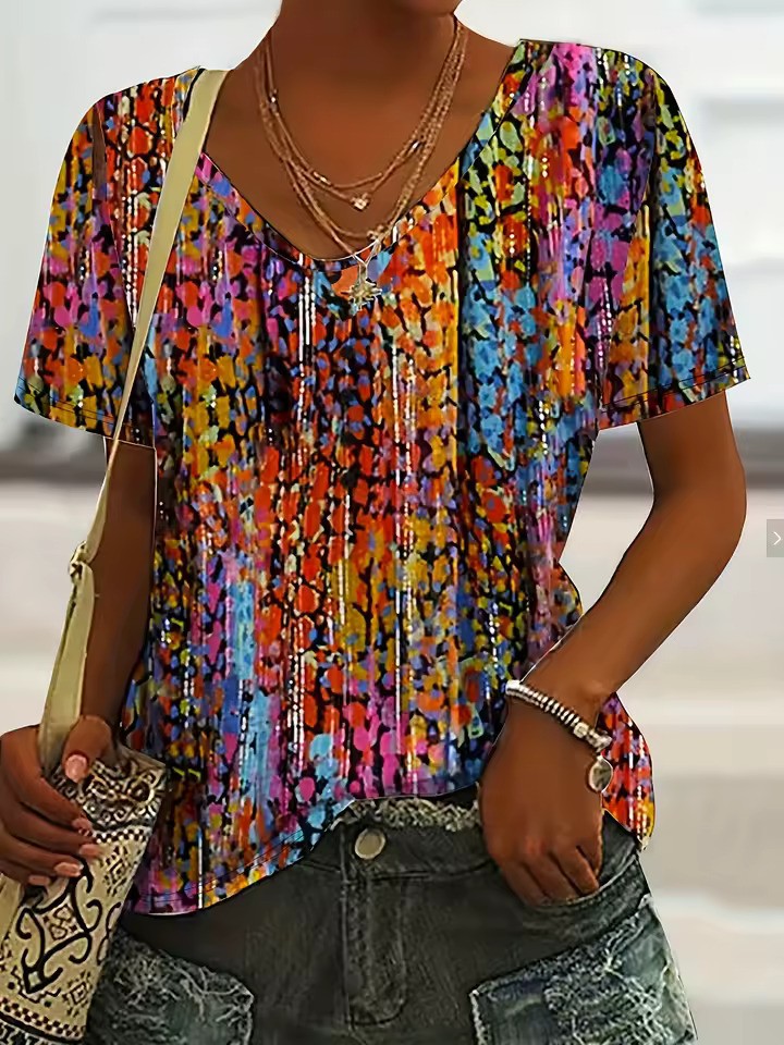 "Retro V-hals dames T-shirt met zachte polyester stof en kleurrijke retroprint voor unieke stijl en comfort."