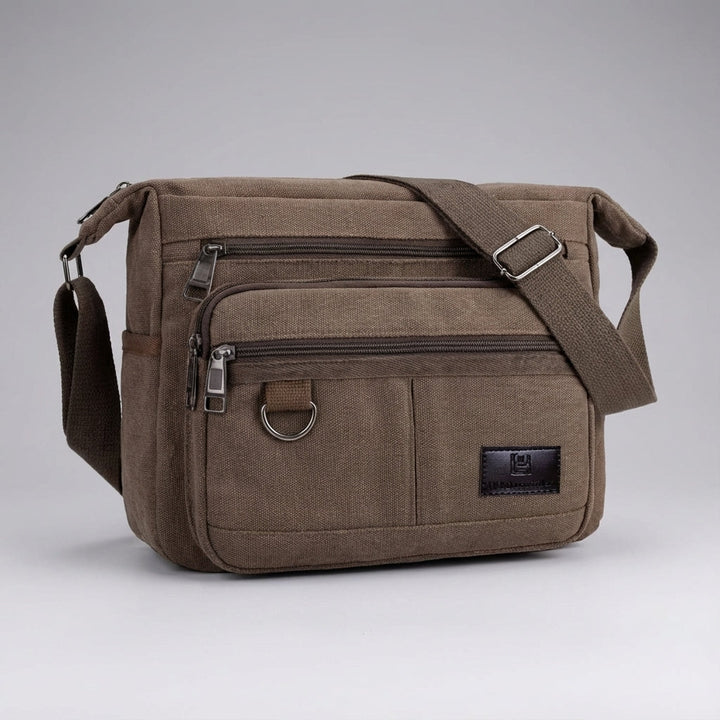 Detail van voorvak van RFID messenger tas, toont rits en stevige canvas stof.
