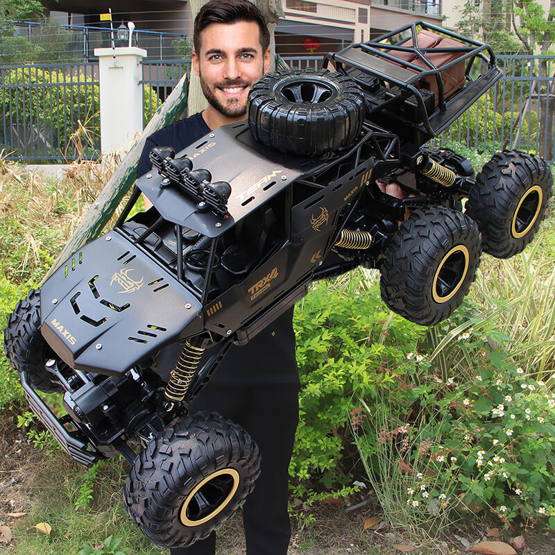 Dynamische 6-wiel RC monster truck rijdt off-road, ideaal voor terreinwagen avonturen met 2.4GHz.