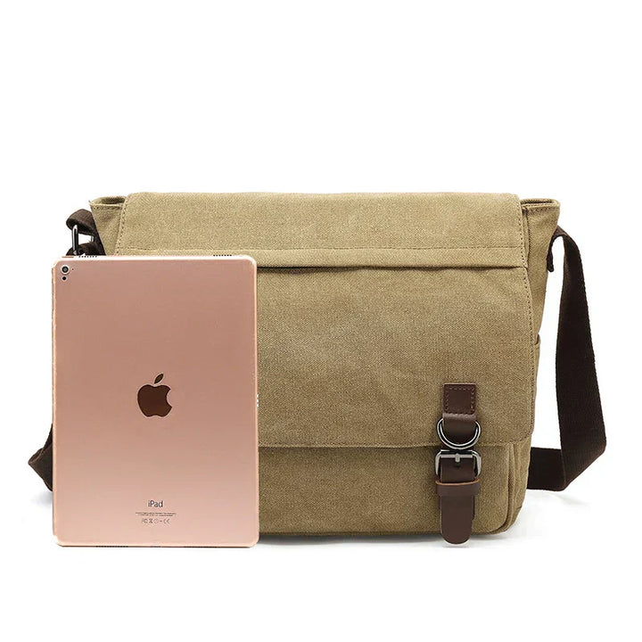 Close-up verstelbare schouderband van de heren canvas tas. Biedt optimaal draagcomfort voor elke man.