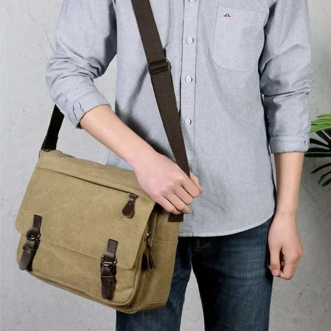 Man draagt stijlvolle robuuste canvas schoudertas als crossbody. Perfect voor een actieve levensstijl.
