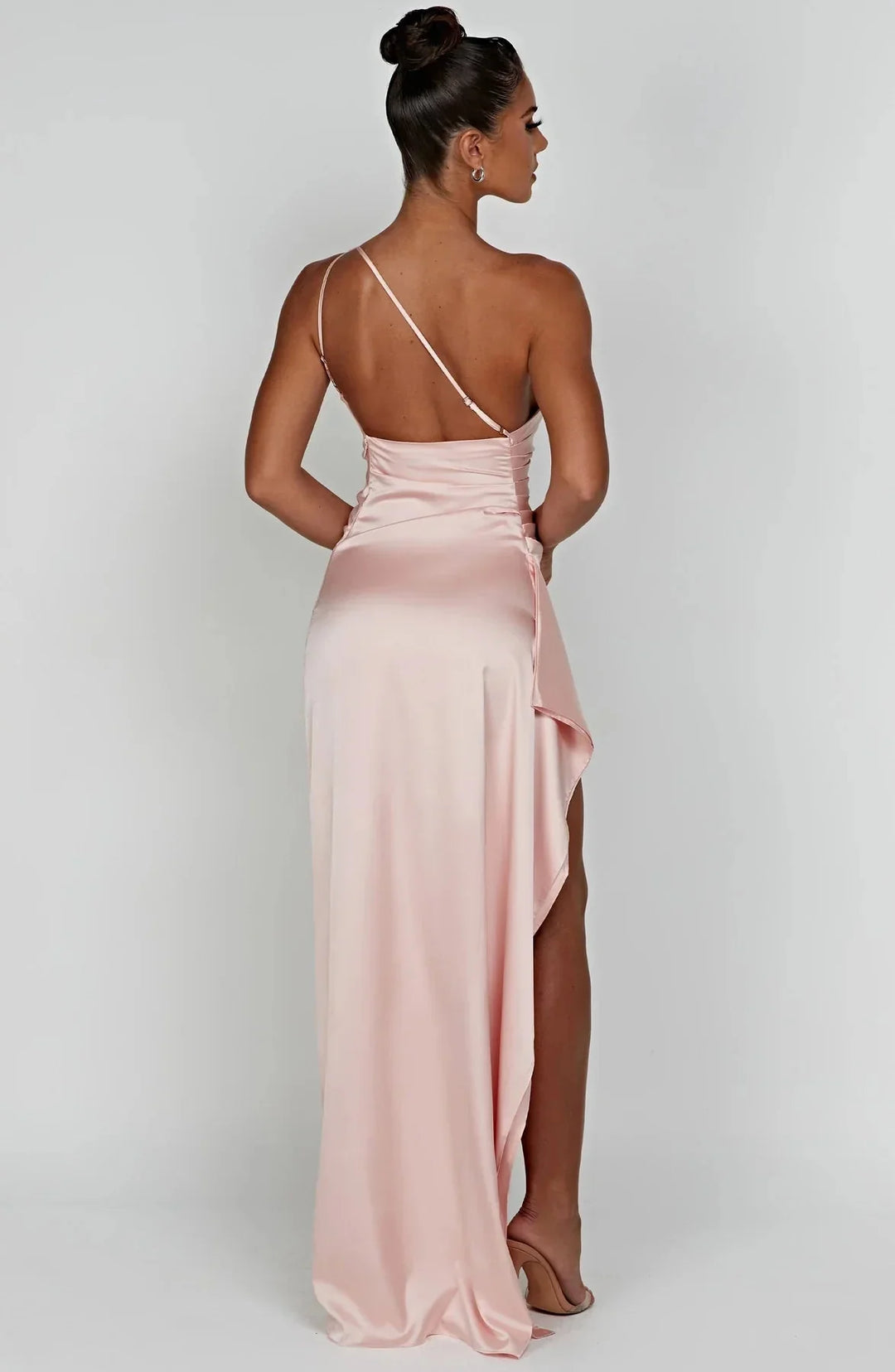 Beige maxi feestjurk met één blote schouder, tailleplooien en verleidelijke zijsplit.