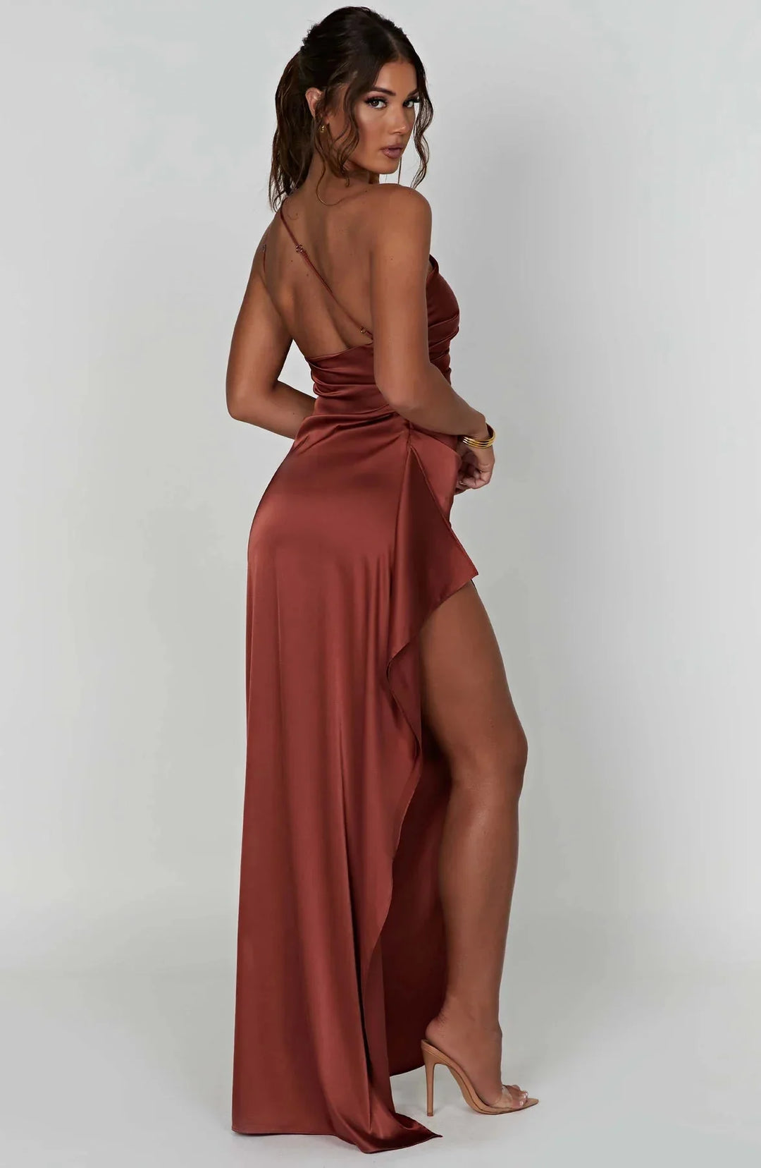 Zwarte dames avondjurk met één schouder, plooien en hoge split, elegant design.