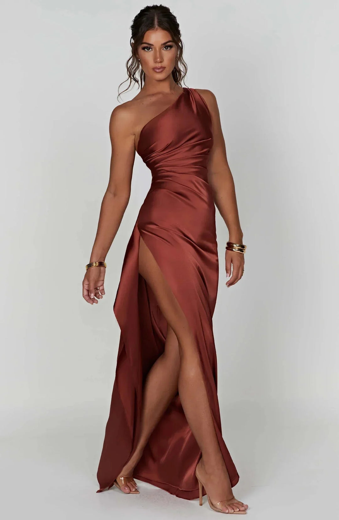 Zwarte avondjurk voor dames, één schouder, geplooide accenten en een elegante split.