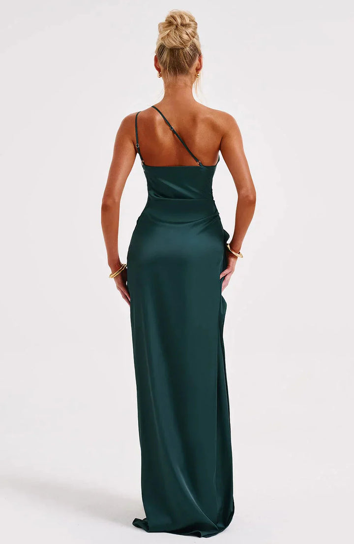 Donkerroze avondjurk voor dames, één schouder, geplooide accenten en een elegante split.