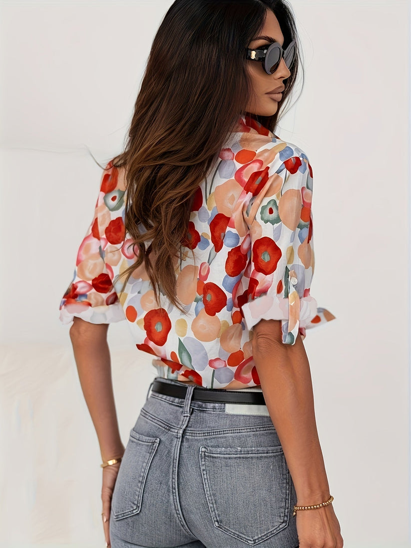 Vrouwen blouse met lange mouw en delicate knoopsluiting. Rood bloemenpatroon voor een stijlvolle uitstraling.