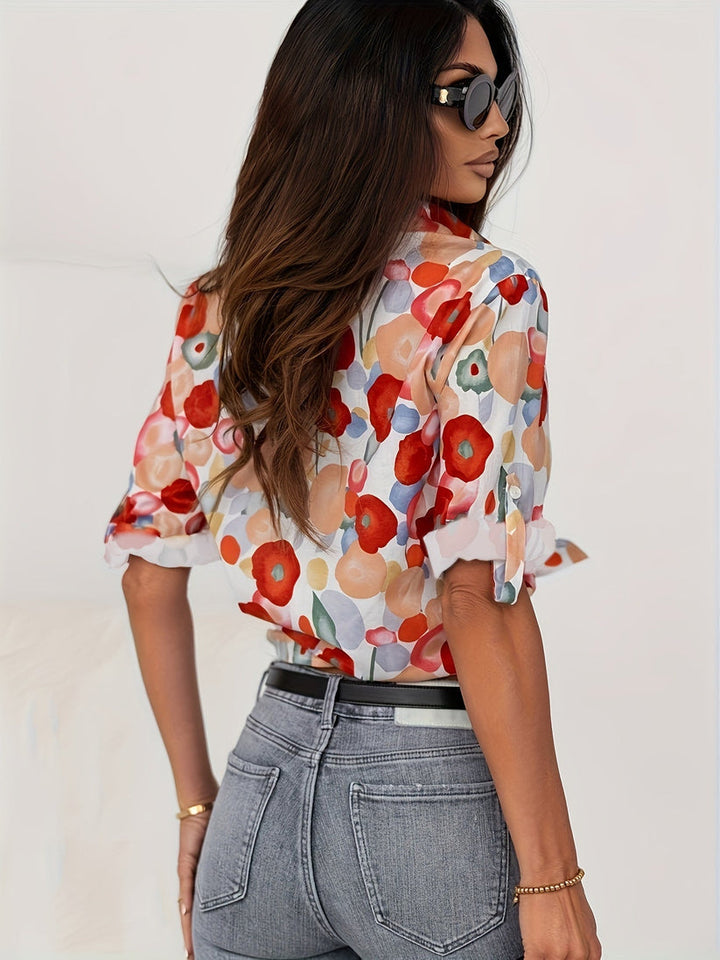 Vrouwen blouse met lange mouw en delicate knoopsluiting. Rood bloemenpatroon voor een stijlvolle uitstraling.