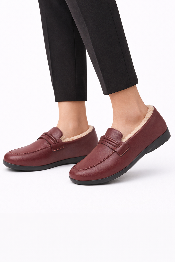 Rode dames mocassins, thermisch gevoerd voor winterwarmte, klassiek comfortabele damesschoenen.