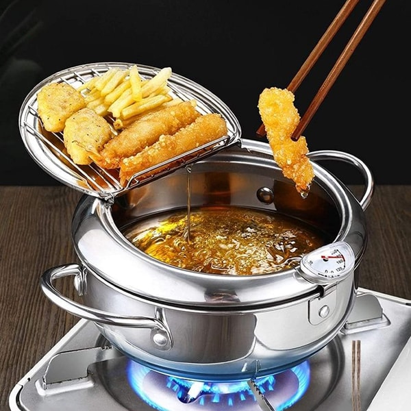 Compacte RVS friteuse, perfect voor kleine keukens; inclusief deksel en temperatuurmeter.