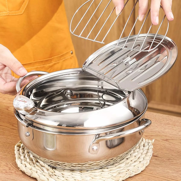 Duurzame roestvrijstalen friteuse met handige thermometer, geschikt voor diverse frituurgerechten.