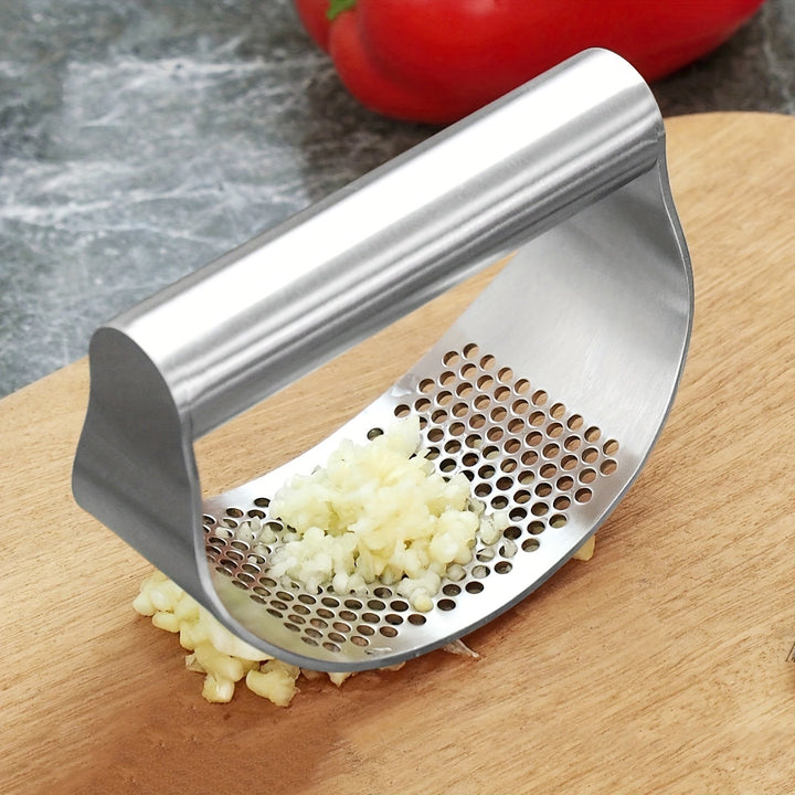 Roestvrijstalen knoflookpers voor moeiteloos persen van knoflook in de keuken, duurzaam en handig.