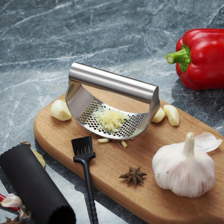 Professionele roestvrijstalen knoflookpers voor thuisgebruik, garandeert optimale smaak in uw maaltijden.