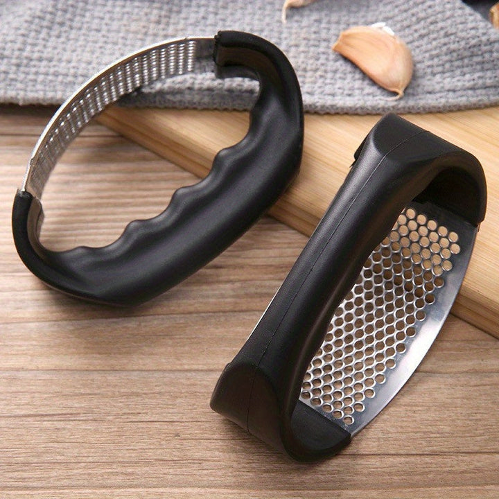 Moderne RVS knoflookpers, vaatwasserbestendig en gebouwd voor jarenlang gebruik in de keuken.
