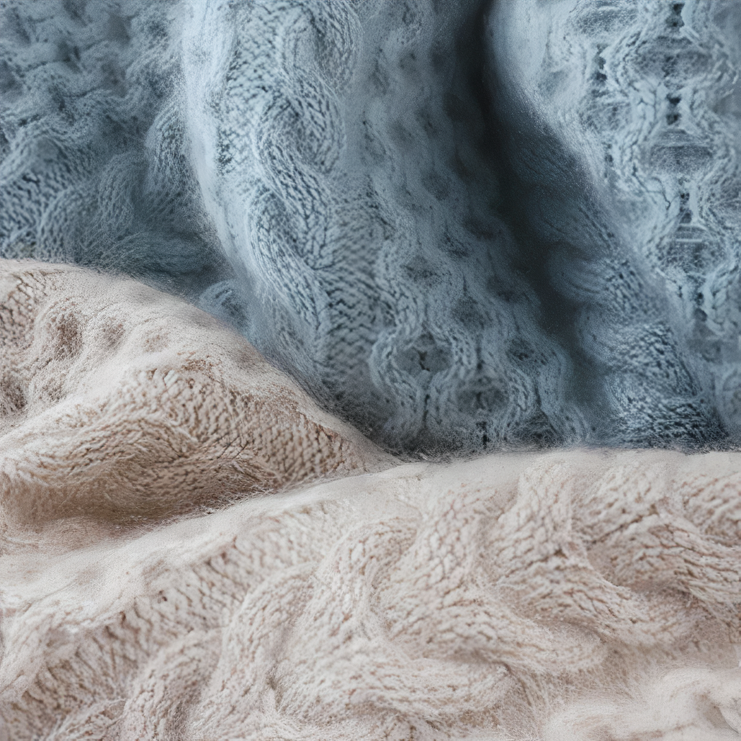 "Romige kasjmier coltrui Talia met elegant kabelpatroon; biedt ultiem comfort en stijl in zachte beige tinten."