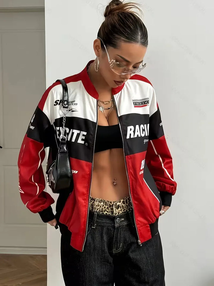 Stijlvol rood dames bomberjack in racing stijl, oversized model voor een stoere look. Comfortabele herfstjas.
