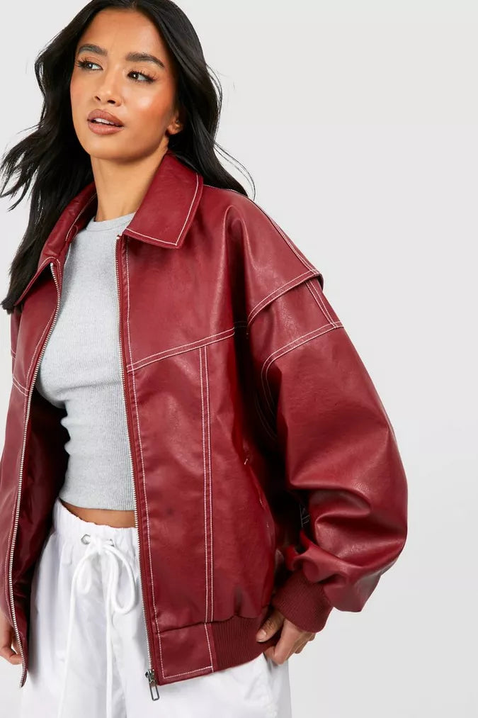 Rood oversized damesjack, trendy bomberjack stijl, perfect voor een casual streetwear look in elk seizoen.