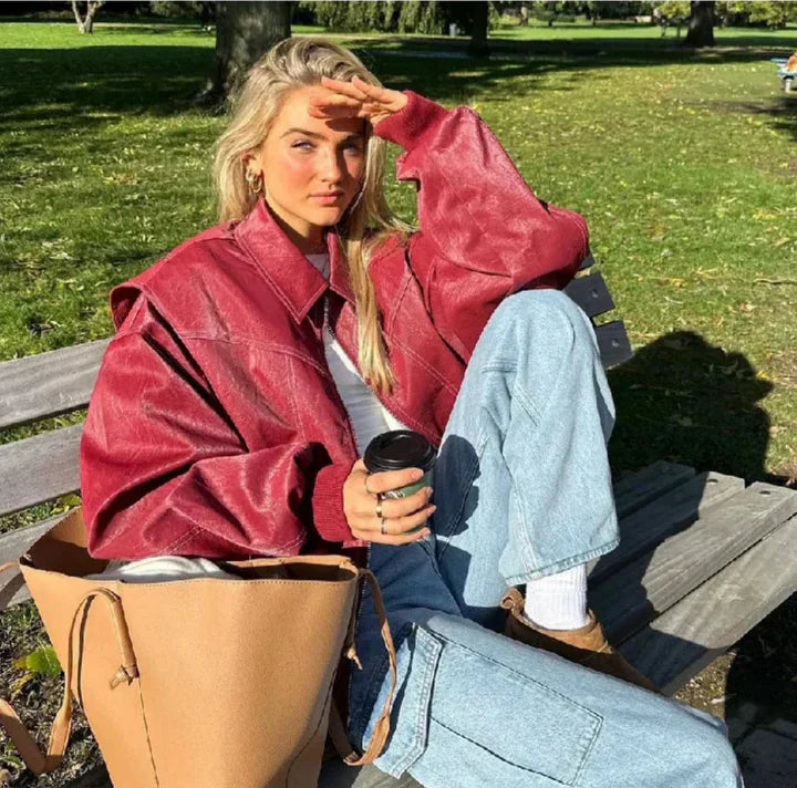Modern rood oversized damesjack, trendy bomberjack met streetwear uitstraling. Comfortabel en stijlvol voor dames.