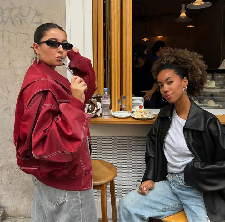 Detail van rood oversized damesjack: comfortabel materiaal en nette afwerking, trendy voor casual outfits.