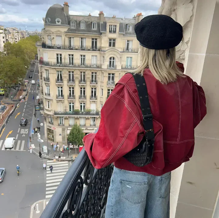 Rood oversized damesjack, gedragen als casual outfit, comfortabel en trendy. Ideaal voor een moderne streetwear stijl.
